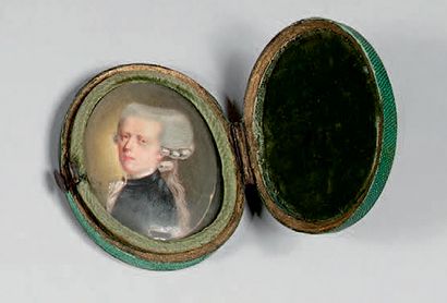 École FRANÇAISE du XVIIIe siècle 
Miniature ovale sur ivoire représentant un portrait...