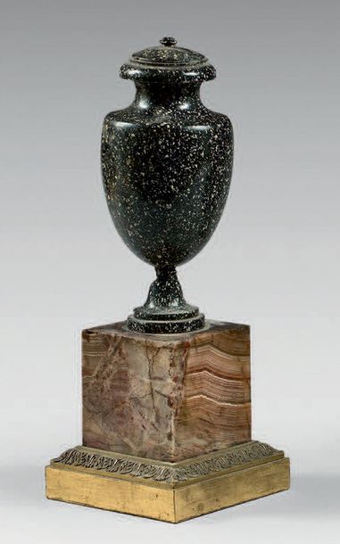 null Petite urne ovoïde couverte simulée en granit. Base en marbre rubané à monture...