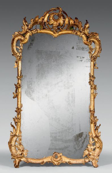 null Grand miroir dans un encadrement à fronton en bois doré ajouré de coquilles...