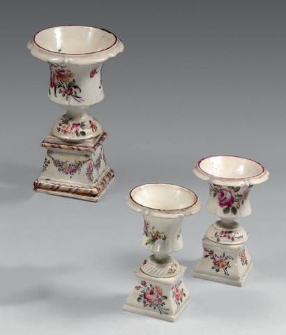 MENNECY Trois vases Médicis et trois socles à décor de fleurs.
XVIIIe siècle.