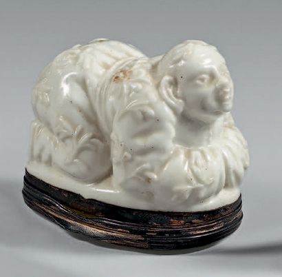 SAINT-CLOUD Boîte en forme de magot couché en porcelaine émaillée blanc.
XVIIIe siècle.
Longueur:...