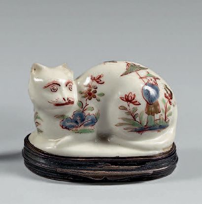 SAINT-CLOUD Boîte en forme de chat à décor polychrome.
XVIIIe siècle. (Couvercle...
