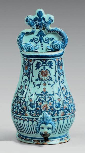 ROUEN Corps de fontaine décoré en bleu et rouge de lambrequins fleuris.
XVIIIe siècle.
Hauteur:...