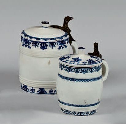 SAINT-CLOUD Deux moutardiers de forme tonneau à décor en camaïeu bleu de lambrequins.
XVIIIe...