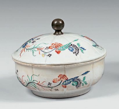 CHANTILLY Petite terrine couverte en porcelaine à décor Kakiemon.
XVIIIe siècle....