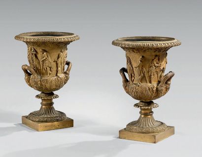  Paire de vases Médicis en bronze doré à deux anses à têtes de satyres, le flanc...