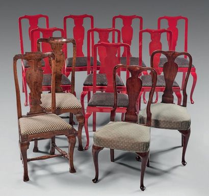  Huit chaises à châssis «hollandaises» en bois laqué corail. Hauteur: 99 cm - Largeur:...