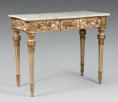 null Console en bois doré et rechampi de blanc à décor en relief de stuc de feuillage...