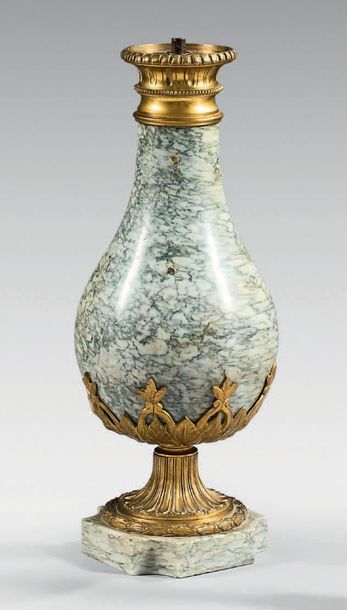 null Vase ovoïde simulé en marbre campan et bronze doré. Monté en lampe.
Style Louis...