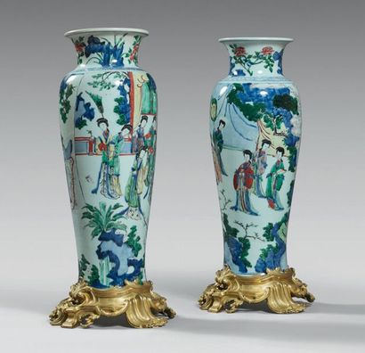 null Paire de grands vases en porcelaine de Chine de la famille verte ornés de personnages...