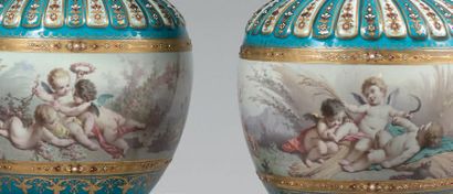 null Paire de vases balustre couverts en porcelaine à décor polychrome tournant orné...