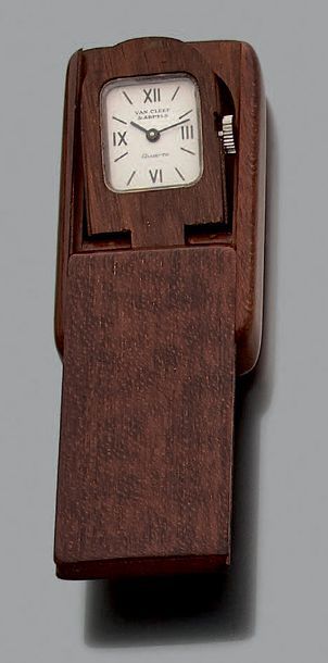VAN CLEEF & ARPELS Signé sur le cadran.
Petite montre de voyage en bois, la boîte...