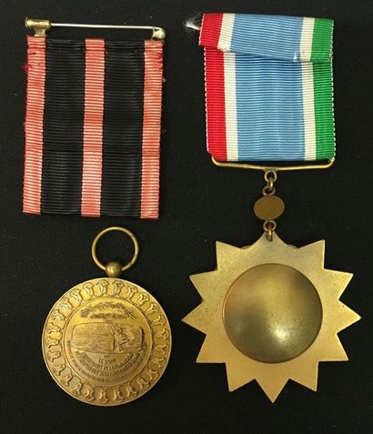 null Iran - Lot de trois médailles: une décoration du troisième jour d'Isfand (22...
