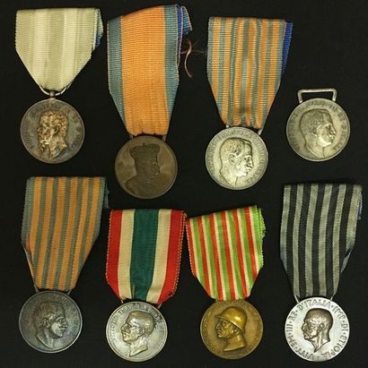 null Italie, Royaume - Lot de huit médailles en taille ordonnance: une médaille commémorative...