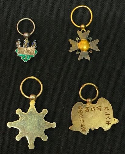 null Japon - Lot de quatre miniatures: ordre du Soleil levant, une médaille de VIIe...