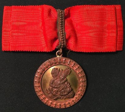 null Laos - Ordre du Mérite féminin, bijou en cuivre, le fond doré, ruban.
42 x 37...