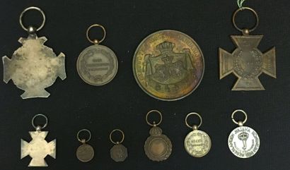 null Pays-Bas - Lot de dix médailles: une croix des opérations extérieures en argent...
