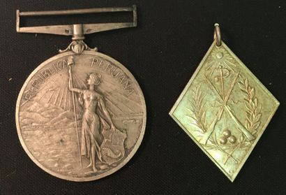 null Pérou - Lot de deux médailles: une médaille commémorative du premier Centenaire...
