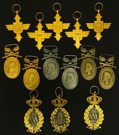 null Roumanie - Lot de quatorze médailles: cinq croix d'or de l'ordre du Mérite aéronautique,...