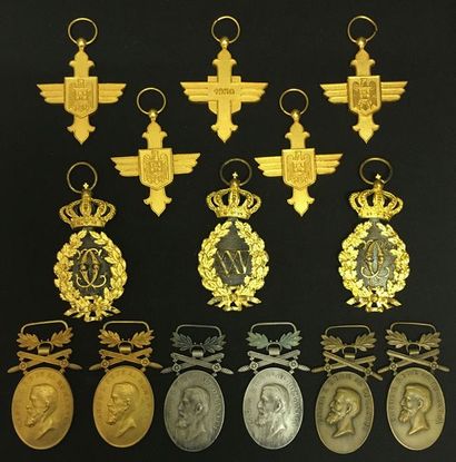 null Roumanie - Lot de quatorze médailles: cinq croix d'or de l'ordre du Mérite aéronautique,...