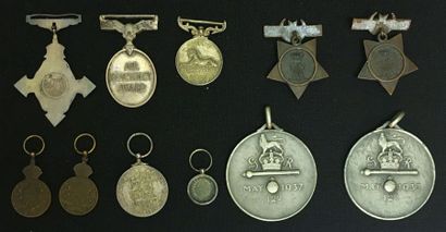 null Royaume-Uni - lot de neuf miniatures sans ruban: une Air Force Cross, en argent...