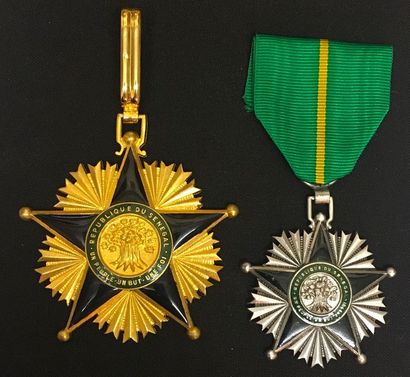 null Sénégal - Ordre du Mérite, lot de deux: un bijou de commandeur en bronze doré...