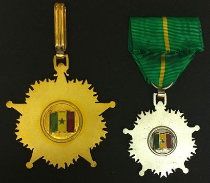null Sénégal - Ordre du Mérite, lot de deux: un bijou de commandeur en bronze doré...