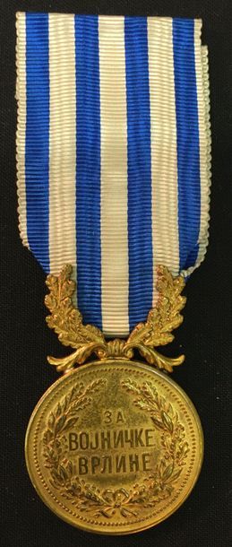 null Serbie - Médaille du Mérite militaire, créée en 1883, en bronze doré, ruban.
52...