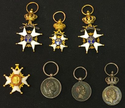 null Suède - Lot de sept miniatures: trois de l'ordre de l'Épée, en or et émail,...