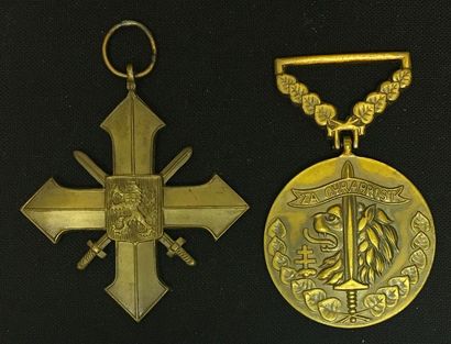 null Tchécoslovaquie - Lot de deux médailles: une Croix de guerre 1939, en bronze...