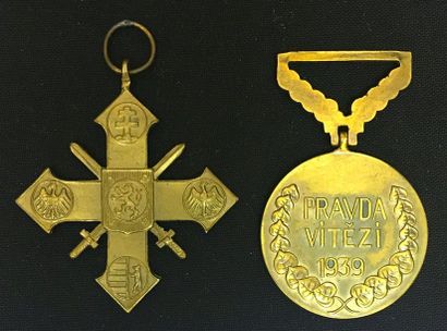 null Tchécoslovaquie - Lot de deux médailles: une Croix de guerre 1939, en bronze...