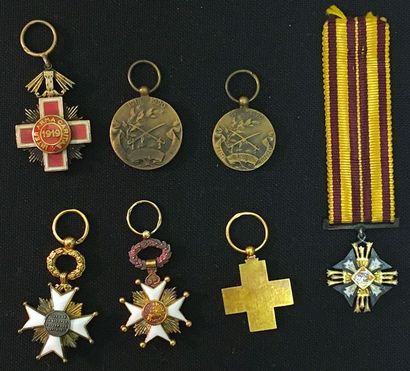 null Pays baltes, lot de sept miniatures:
- Estonie: ordre de la Croix-Rouge, une...