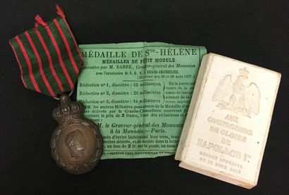 null Médaille de Sainte-Hélène, créée en 1857, en bronze patiné, avec ruban, conservé...