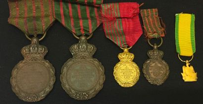 null Médaille de Sainte-Hélène, lot de quatre: deux tailles ordonnances en bronze...