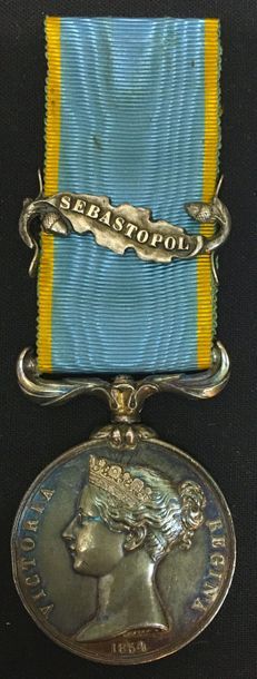 null Médaille de Crimée, par Wyon en argent, ruban avec agrafe «SEBASTOPOL» (petits...