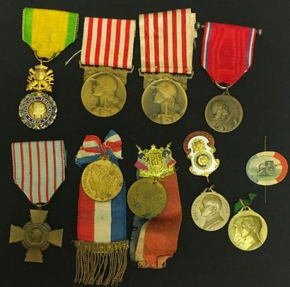 null 1914-1918, lot de cinq médailles en taille ordonnance avec ruban: une Médailles...