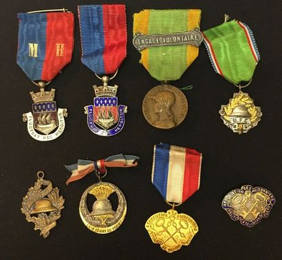 null Lot de huit médailles et insignes: une médaille des engagés volontaires, avec...