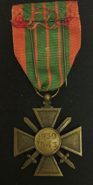 null Croix de guerre millésimée 1939-1943, en bronze patiné, revers avec gros numéros...