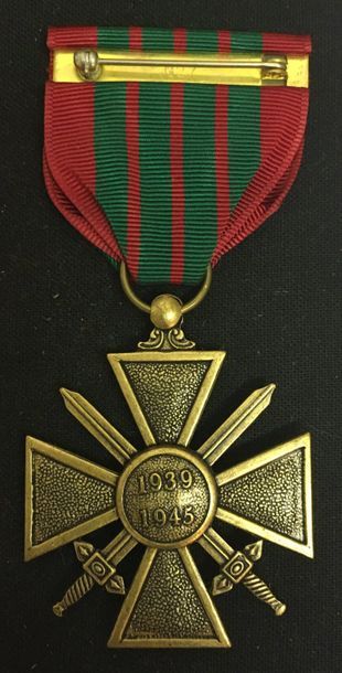 null Croix de guerre 1939-1945, fabrication américaine en bronze patiné, ruban avec...