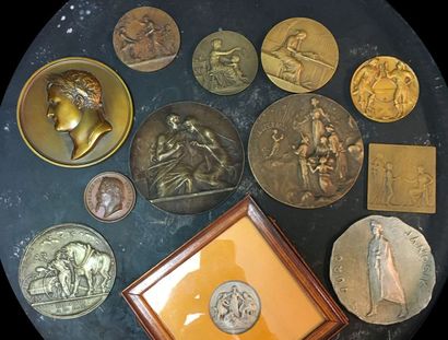 null Lot de douze médailles: baptême du Roi de Rome, bronze, refrappe (113 mm); Union...