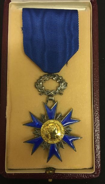 null National Order of Merit, knight's star in silver and enamel (hair), gold centre...