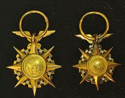 null Ordre du Mérite commercial, créé en 1939, deux réductions en or et émail, poinçon...