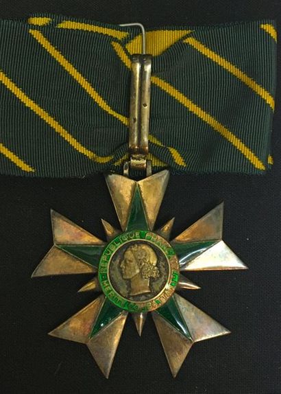 null Ordre du Mérite combattant, fondé en 1953, bijou de commandeur en vermeil et...