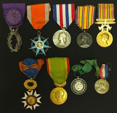 null Lot de neuf médailles en taille ordonnance avec ruban: une palme d'officier...