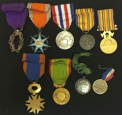 null Lot de neuf médailles en taille ordonnance avec ruban: une palme d'officier...