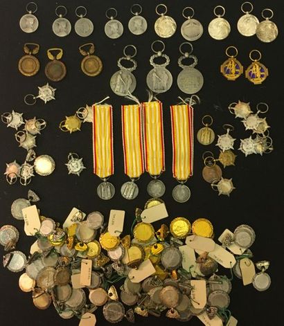 null Très important lot d'une centaine de miniatures de médailles françaises:
- Cinq...