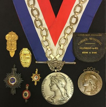 null Important lot d'insignes de fonction comprenant: un collier de maire en bronze...