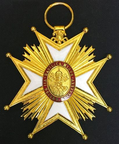 null Cross of the chapter of the Cathedral of Perpignan, instituted in 1875, in vermeil...