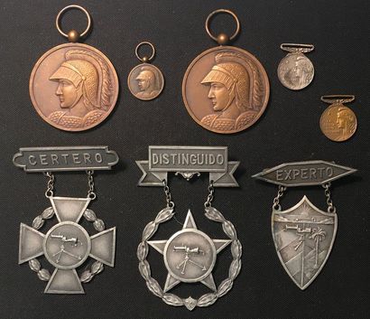 null Cuba - Lot de huit médailles: trois médailles «Patrie-Honneur-Devoir» en bronze...
