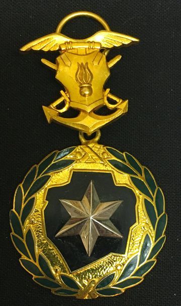 null Gabon - Médaille militaire, créée en 1968, en bronze doré, argenté et émaillé,...